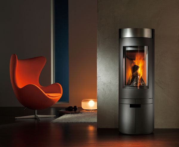 stufe di design eccezionale skantherm, stufa caminetto a legna in acciaio di colore nero, il vetro rimane perfettamente pulito, come anche l'interno della camera di combustione, un'esempio dell'eccezionale tecnica di combustione skantherm